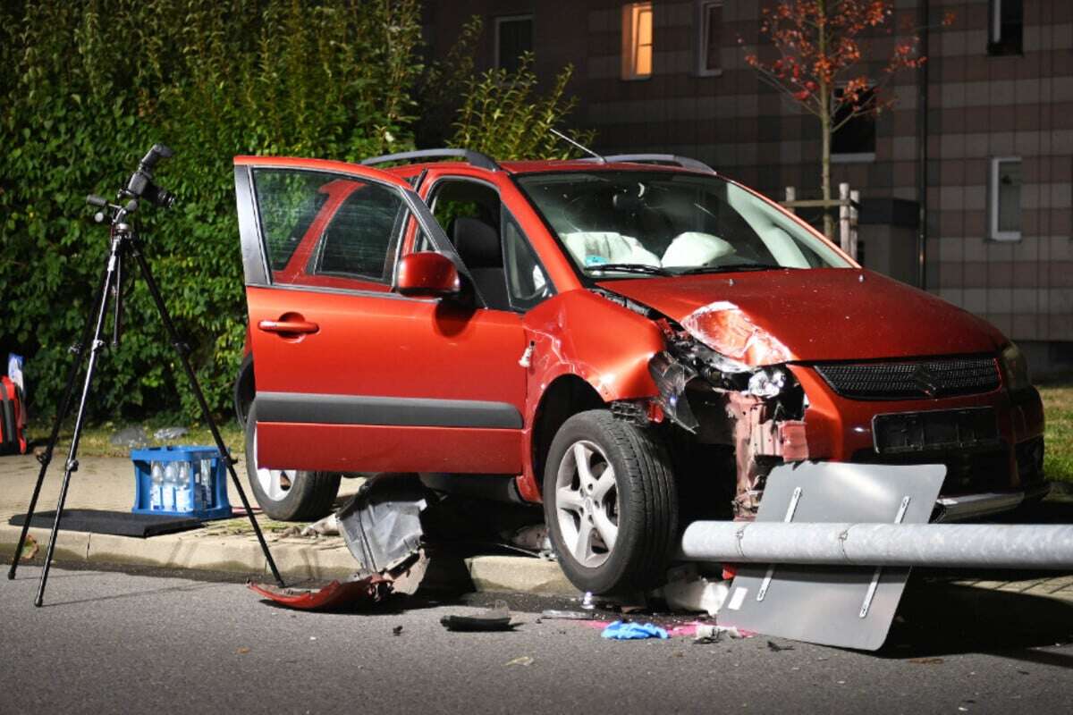 Tödlicher Unfall in Rochlitz: Auto kracht gegen Laterne