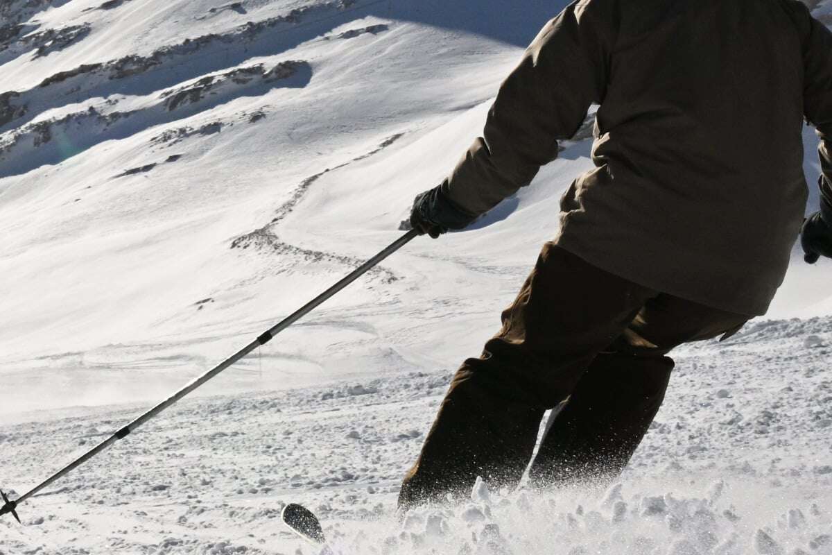 Skiausflug kostet Mann fast das Leben: 65-Jähriger schlägt mit Kopf hart auf Piste auf