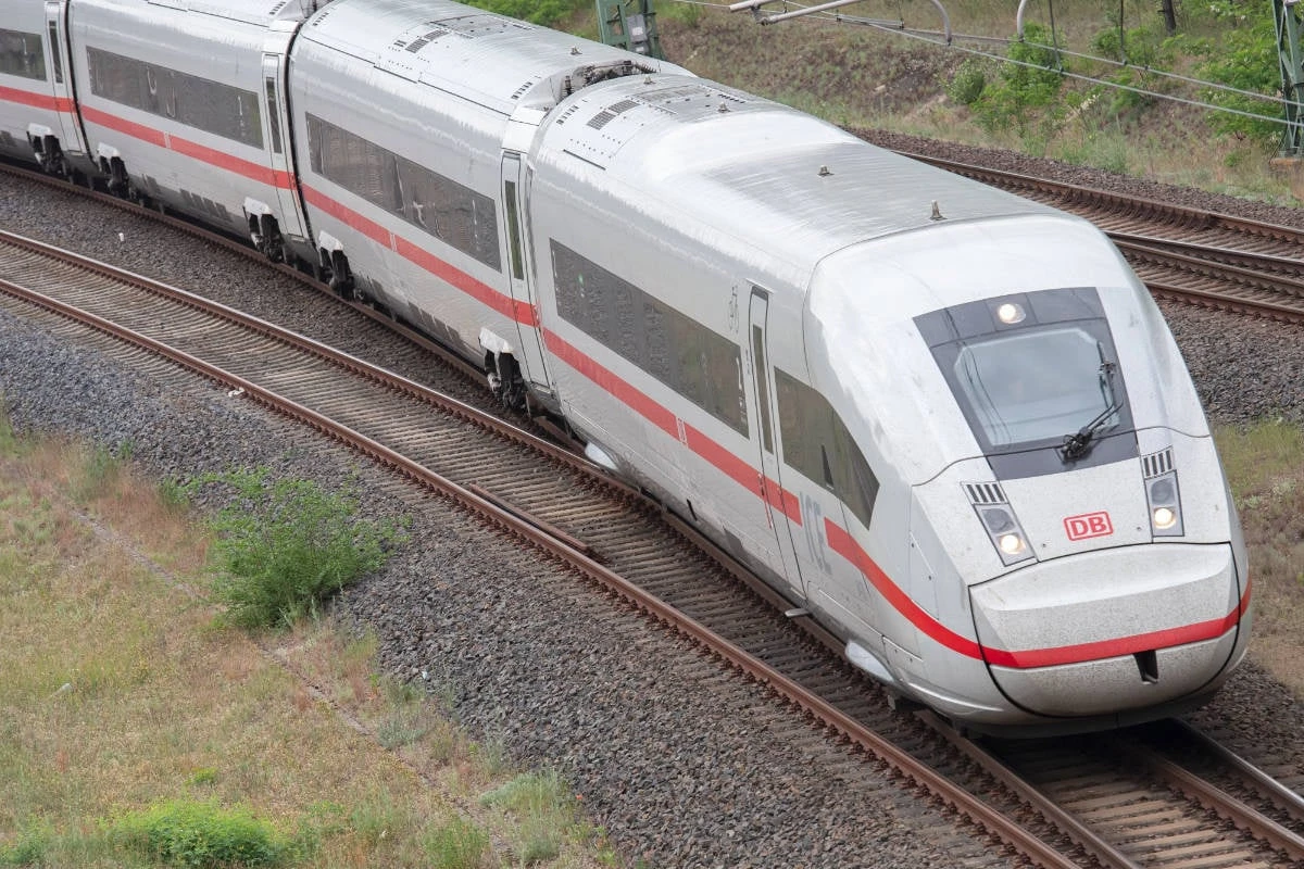 Leichenteile auf ICE-Strecke entdeckt: Zug fährt einfach weiter