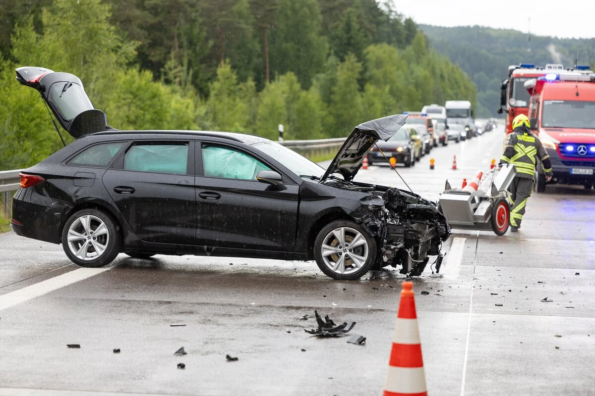 Unfall-Chaos bei Starkregen: A73 voll gesperrt