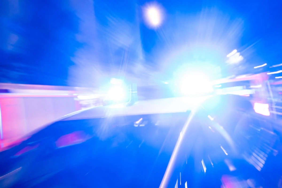In Düsseldorfer Innenstadt: 23-Jähriger will verboten abbiegen, dann kracht Straßenbahn ins Auto