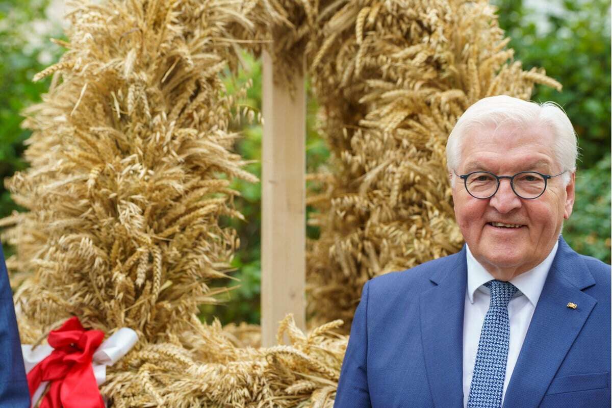 Bundespräsident Steinmeier bekommt kuriose Krone überreicht