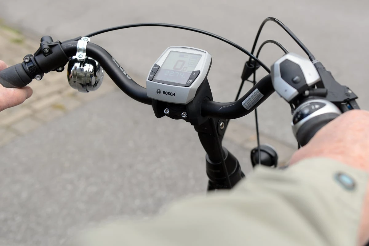 Rampe von Pferdetransporter erfasst E-Biker