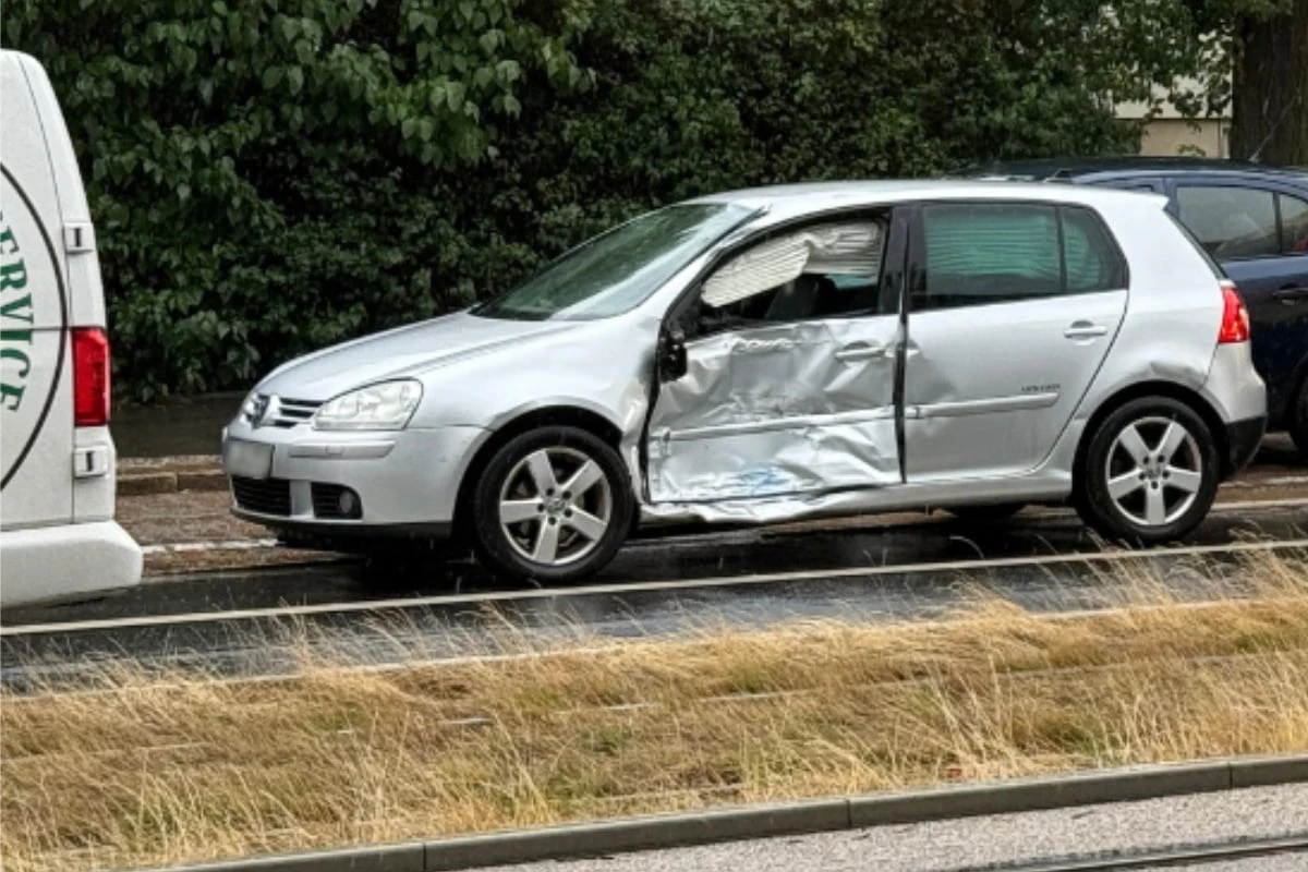 Crash in Gohlis: Straßenbahn rammt VW - eine Person verletzt