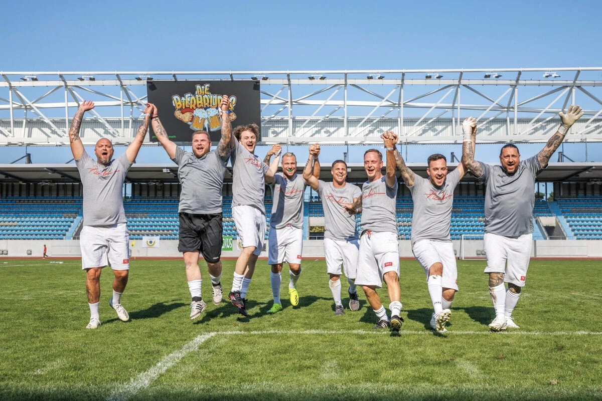 Promis treten fürs Tierheim an den Ball