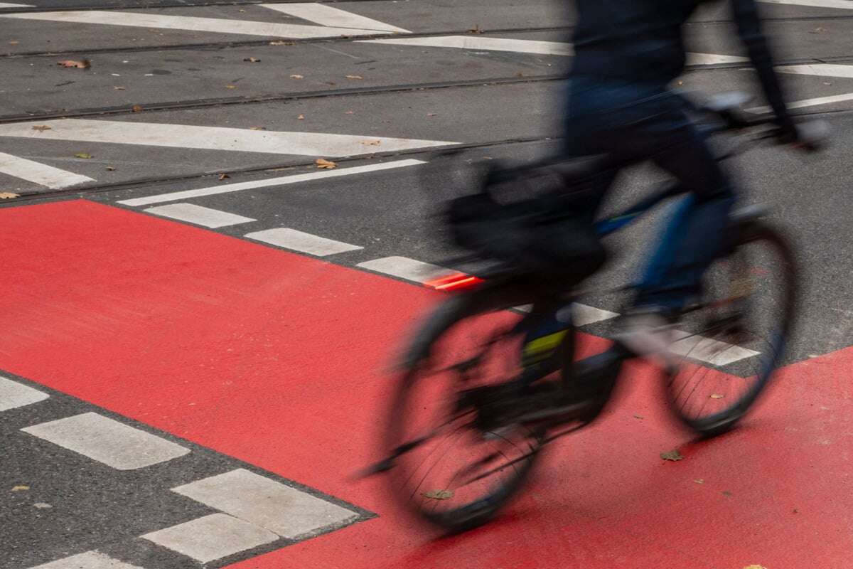 Dreister Radler bestiehlt Rentner: 87-Jähriger landet im Krankenhaus