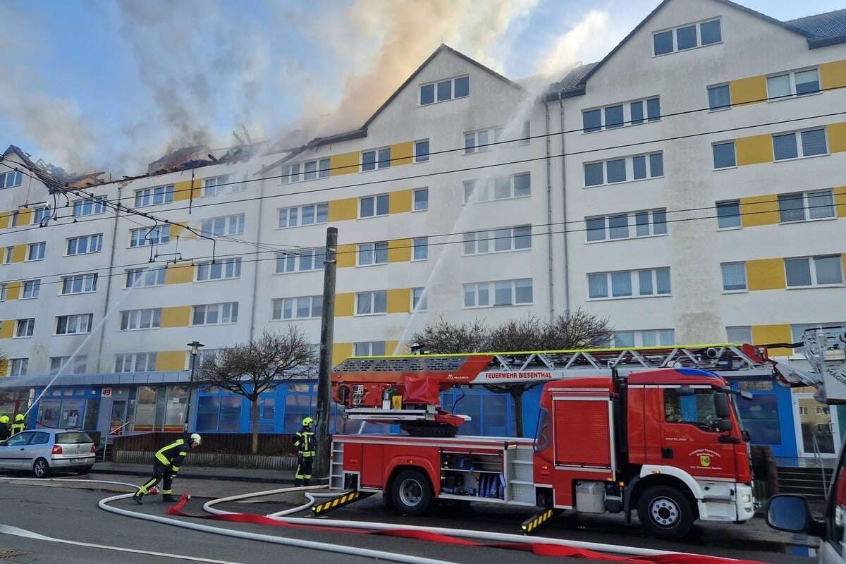 Dachstuhl brennt in Eberswalde lichterloh: Feuerwehr im Großeinsatz