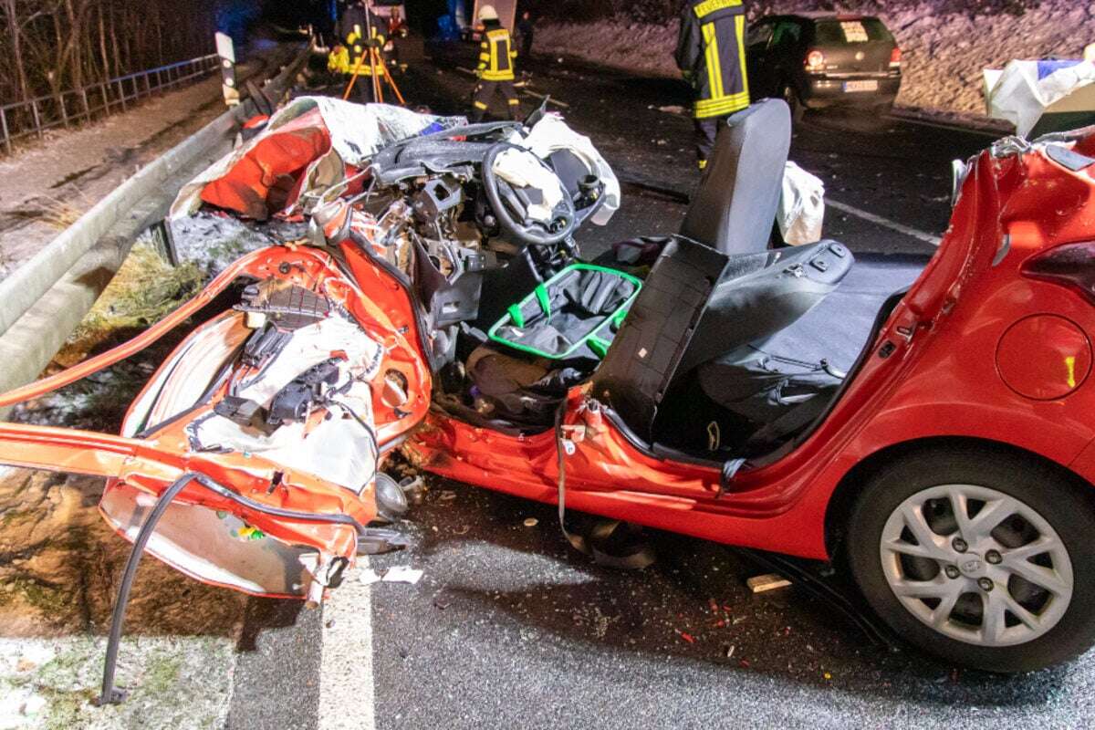 Crash auf Bundesstraße im Erzgebirge: Hyundai-Fahrer muss aus Auto geschnitten werden