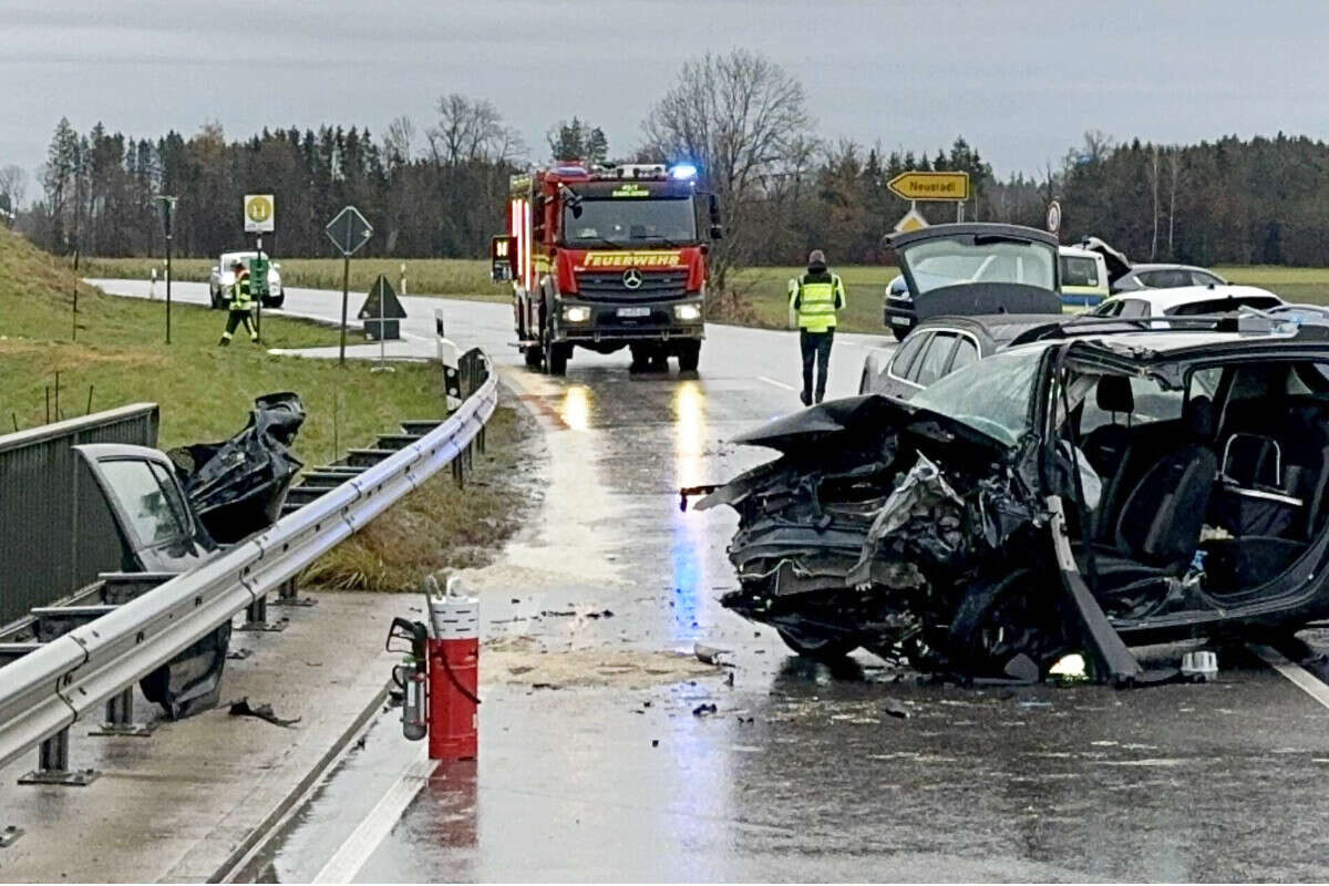 Opel kracht auf Bundesstraße in Gegenverkehr: Unfall kostet Menschenleben