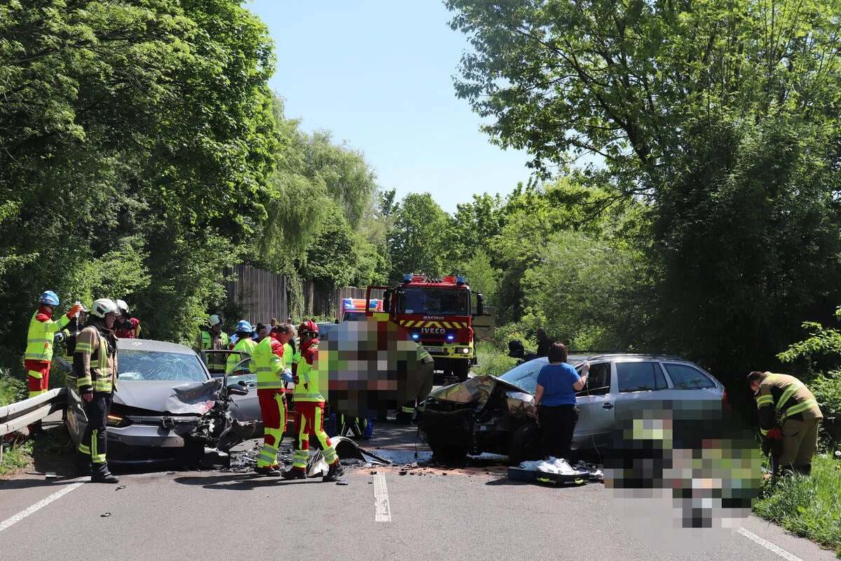 Skoda-Fahrerin verliert Kontrolle und knallt frontal in Fahrschulauto: Drei Schwerverletzte