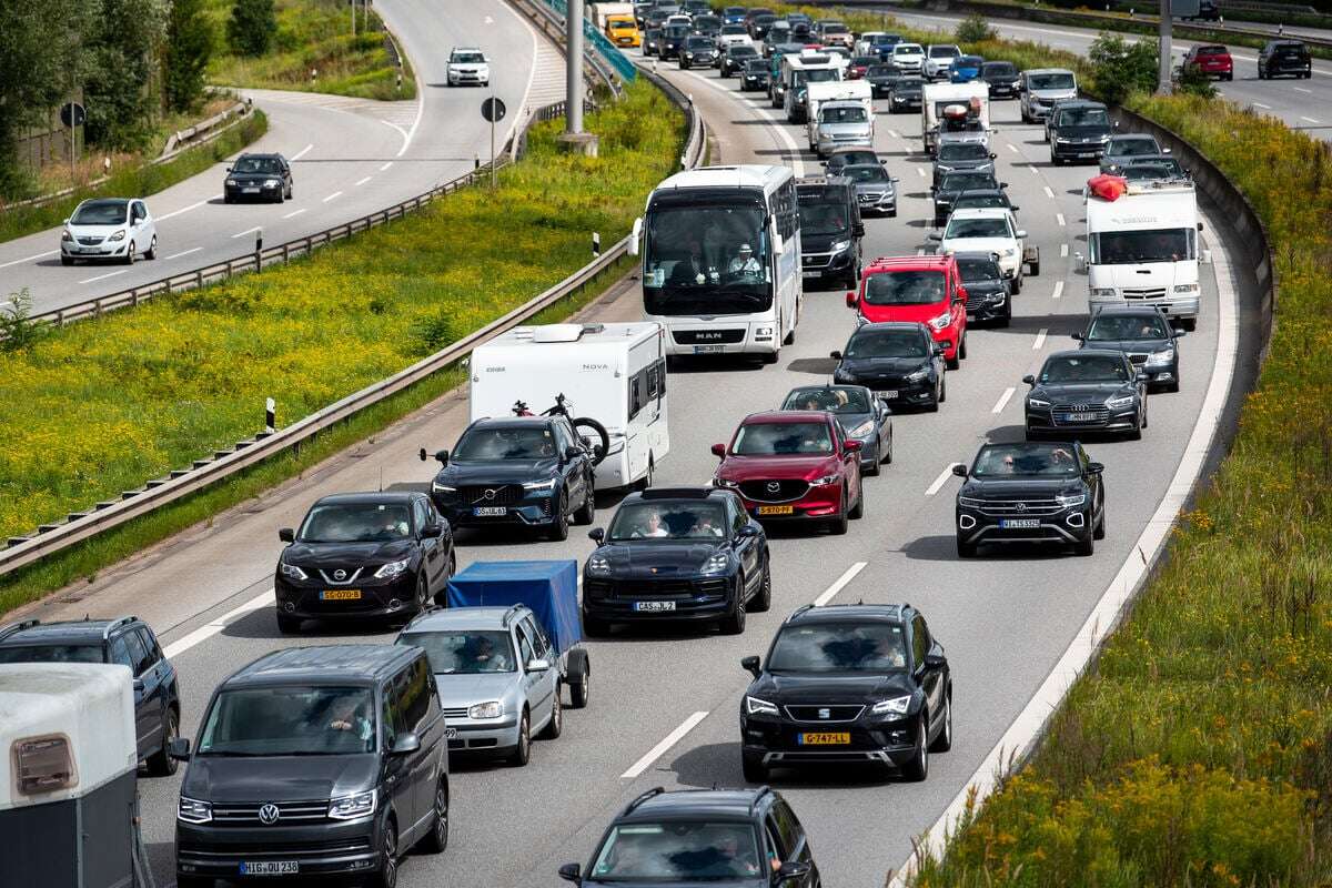 Vollsperrung der A7 bei Göttingen: Transporter kracht in Leitplanke