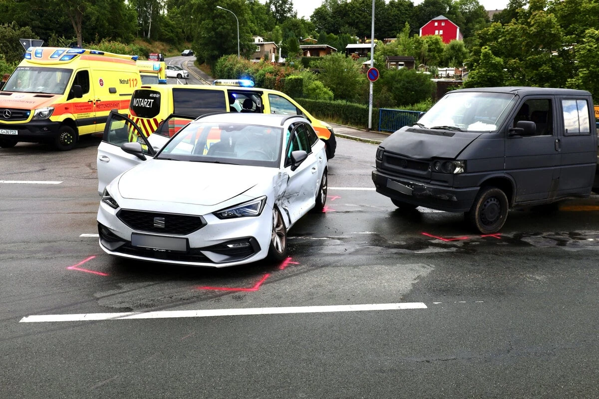 Zwei Verletze bei Unfall im Erzgebirge: Kreuzung Zeitweise blockiert