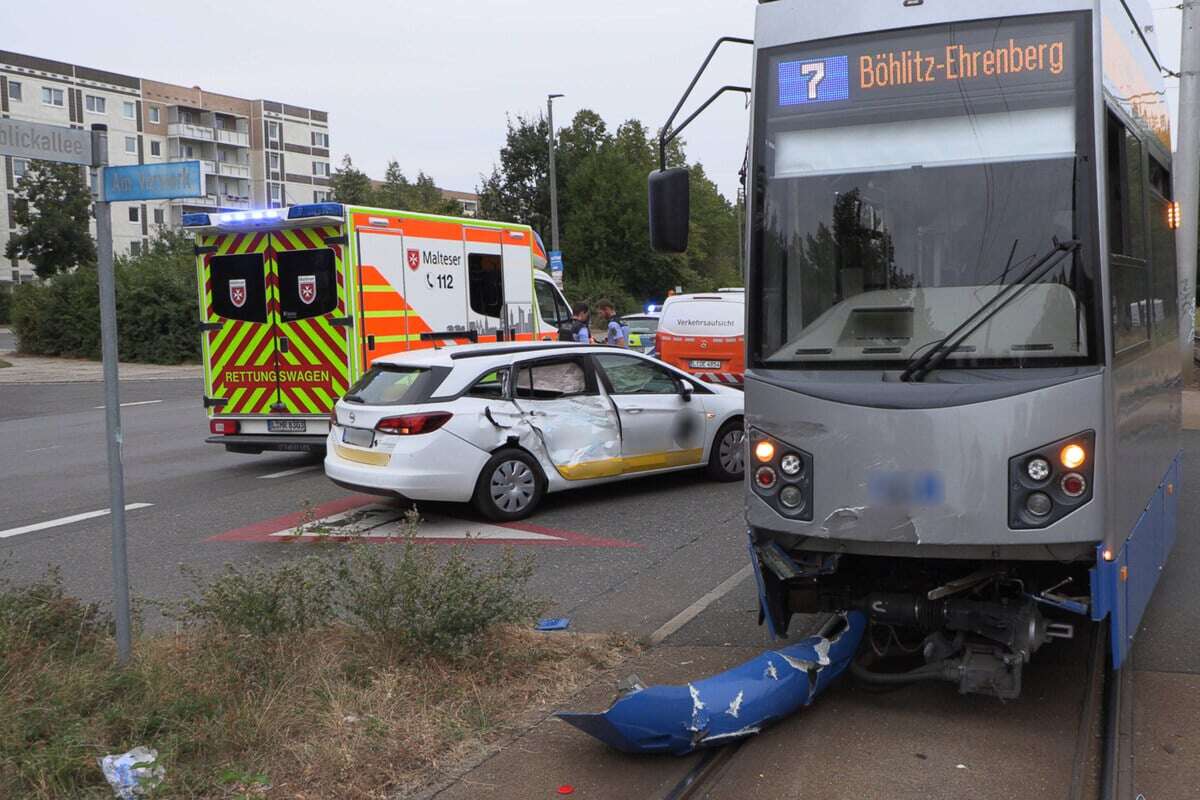 Leipzig: Straßenbahn rammt Opel von den Gleisen - zwei Verletzte