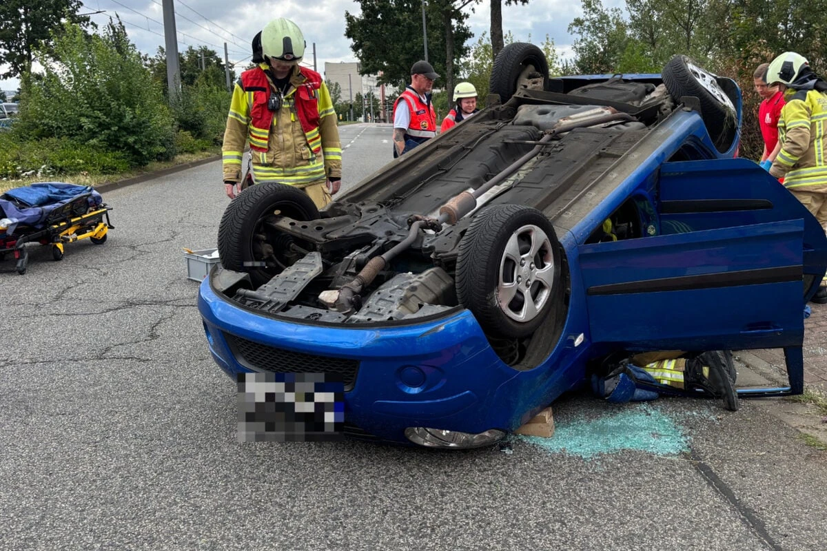 Heftiger Unfall in Mickten: Zwei Menschen nach Überschlag im Auto eingeschlossen
