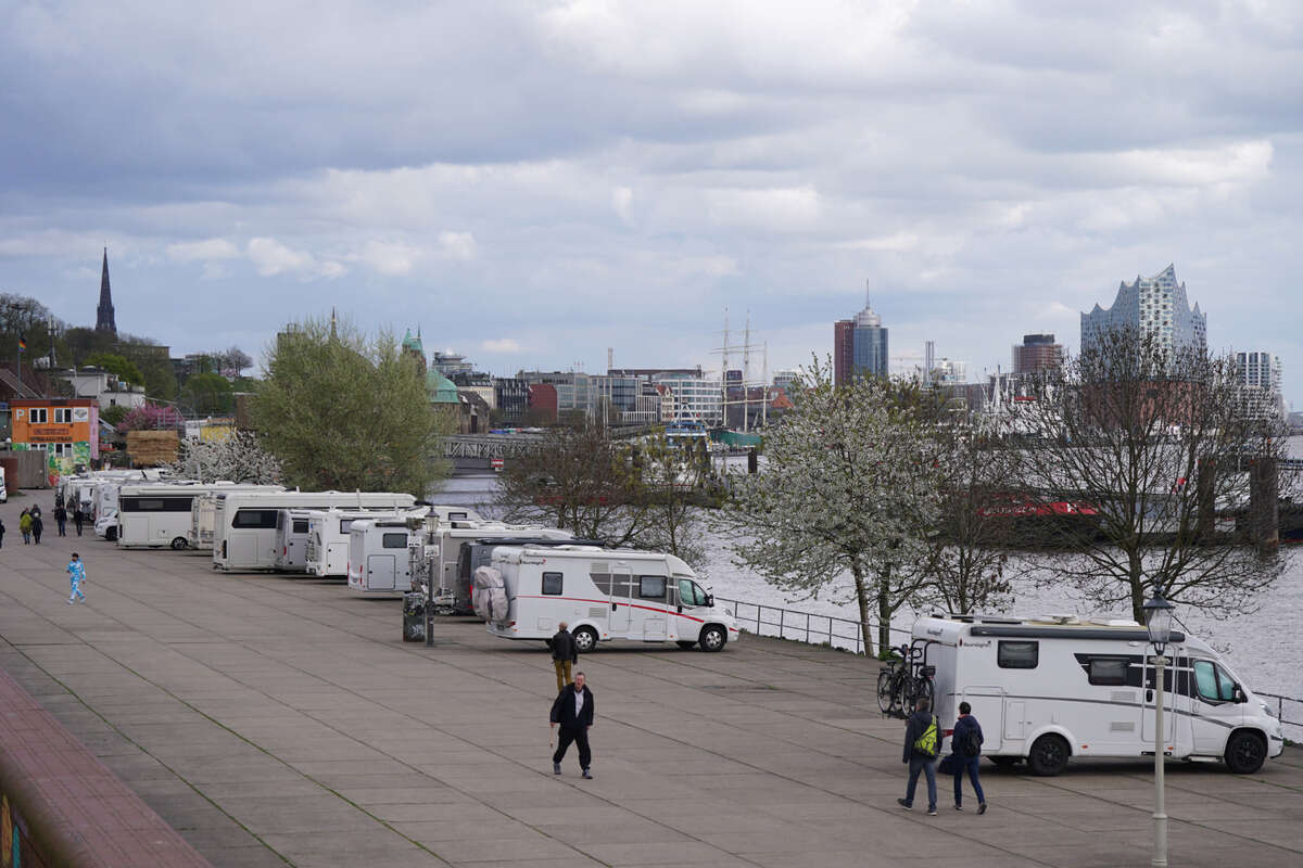 Einsatz am Fischmarkt: Wohnmobil rollt in Elbe!