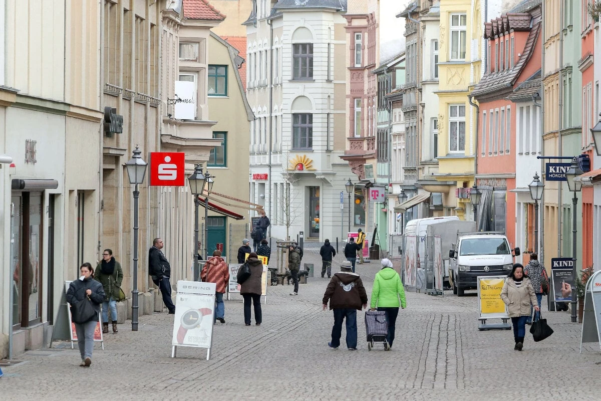Mit Schlagstock und Pfefferspray: Mann greift 15-Jährigen an