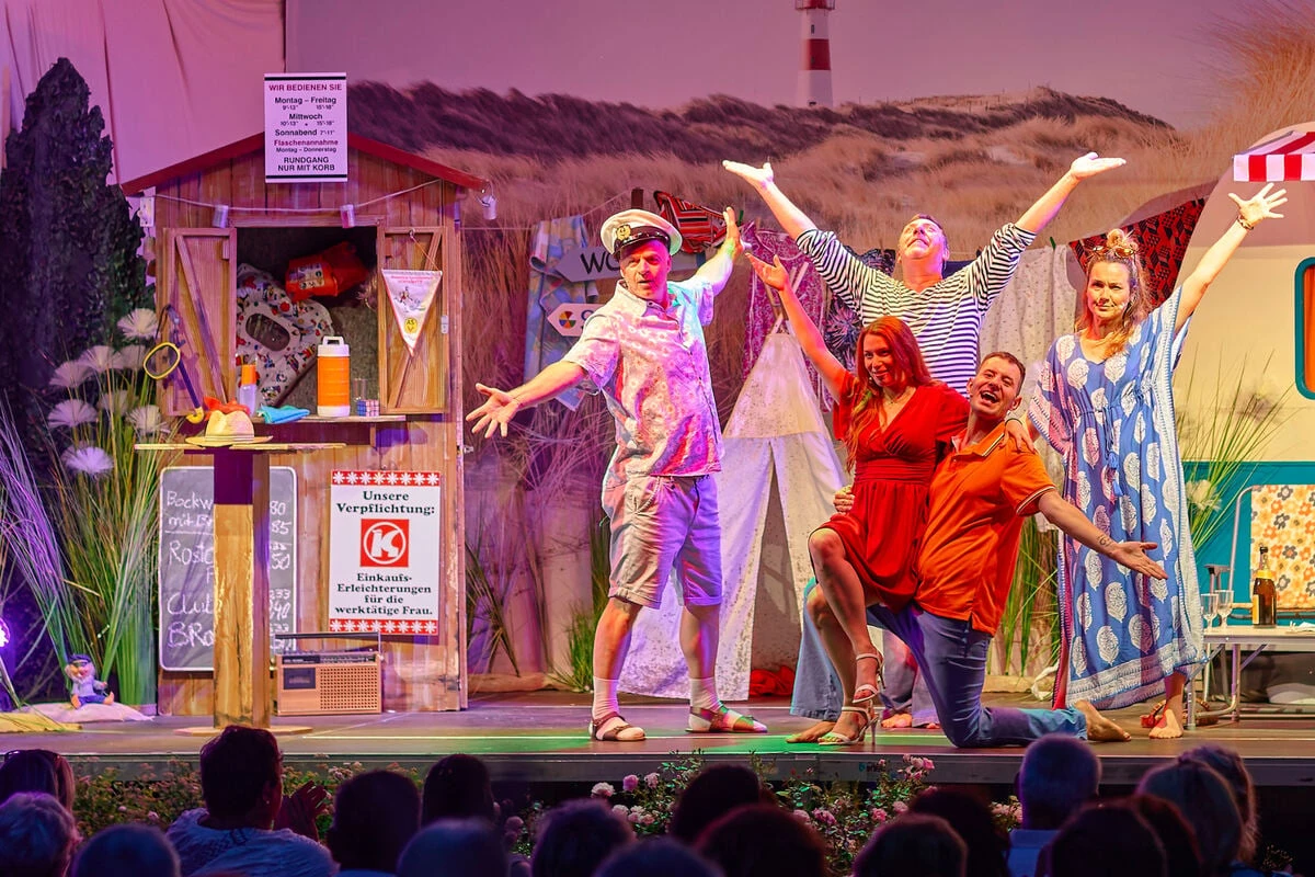 Das rockt! Radeberger Sommertheater mit einem Hauch von Camping und DDR