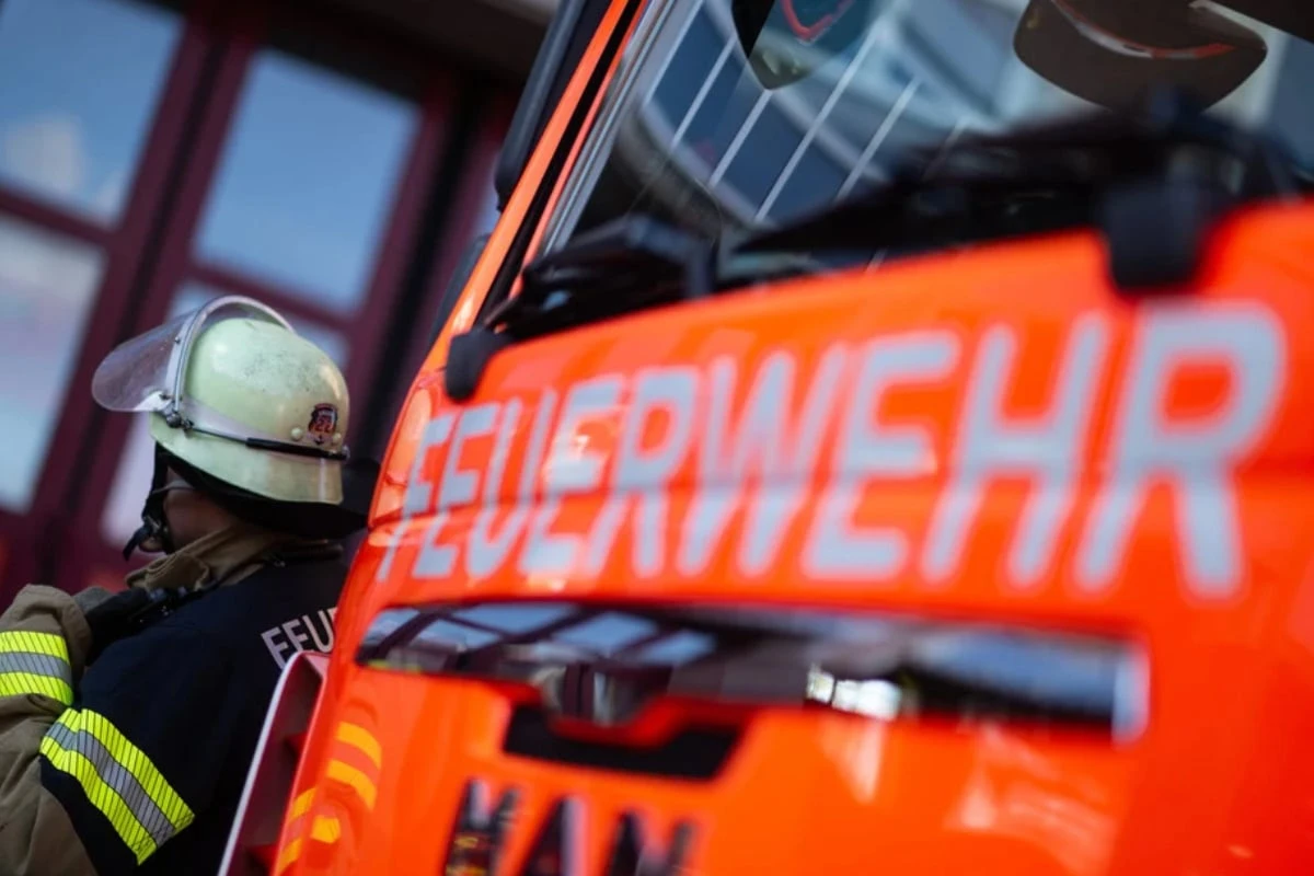Flammen überraschen Menschen mitten in der Nacht: Feuerwehr kann Schlimmeres verhindern