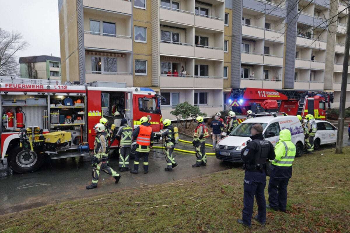 Tür muss notgeöffnet werden: Feuerwehr findet toten Mann