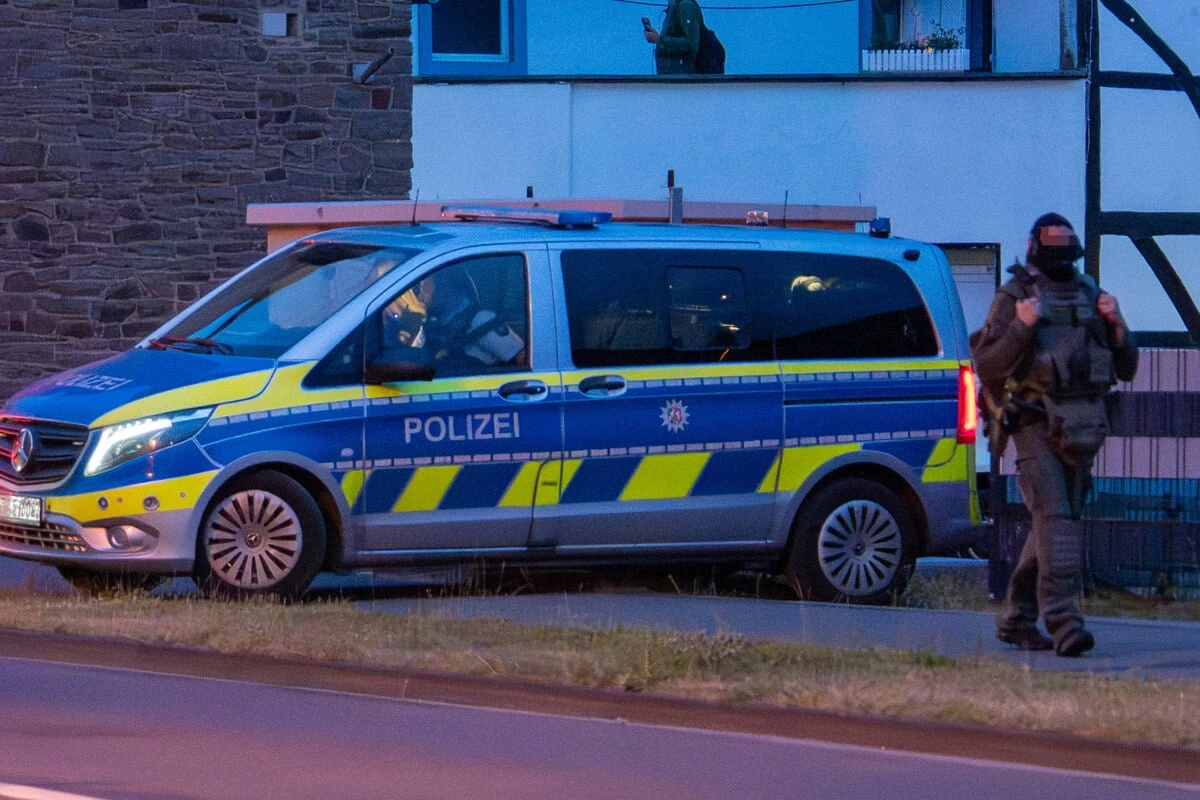 Über Stunden in Wohnhaus verbarrikadiert: SEK überwältigt Bewaffneten