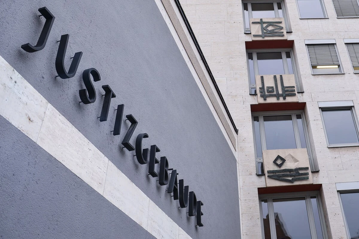 Ältere Männer in Sex-Falle gelockt und stundenlang gequält: Fünf Angeklagte verurteilt