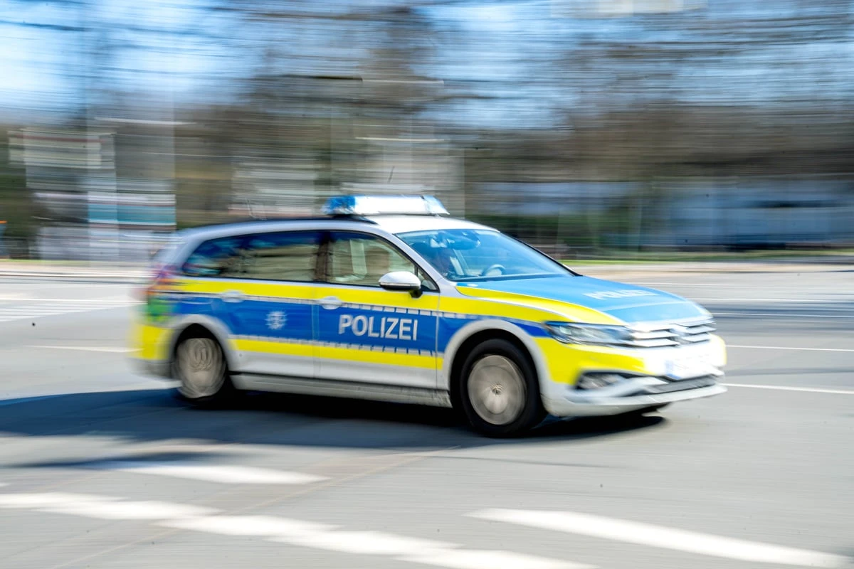 Radfahrer schlitzt sich an schiefem Schild den Hals auf