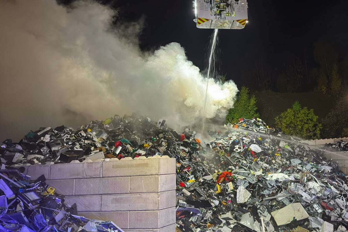 Bewohner über Lautsprecher gewarnt: Riesen-Brand auf Recyclinghof!