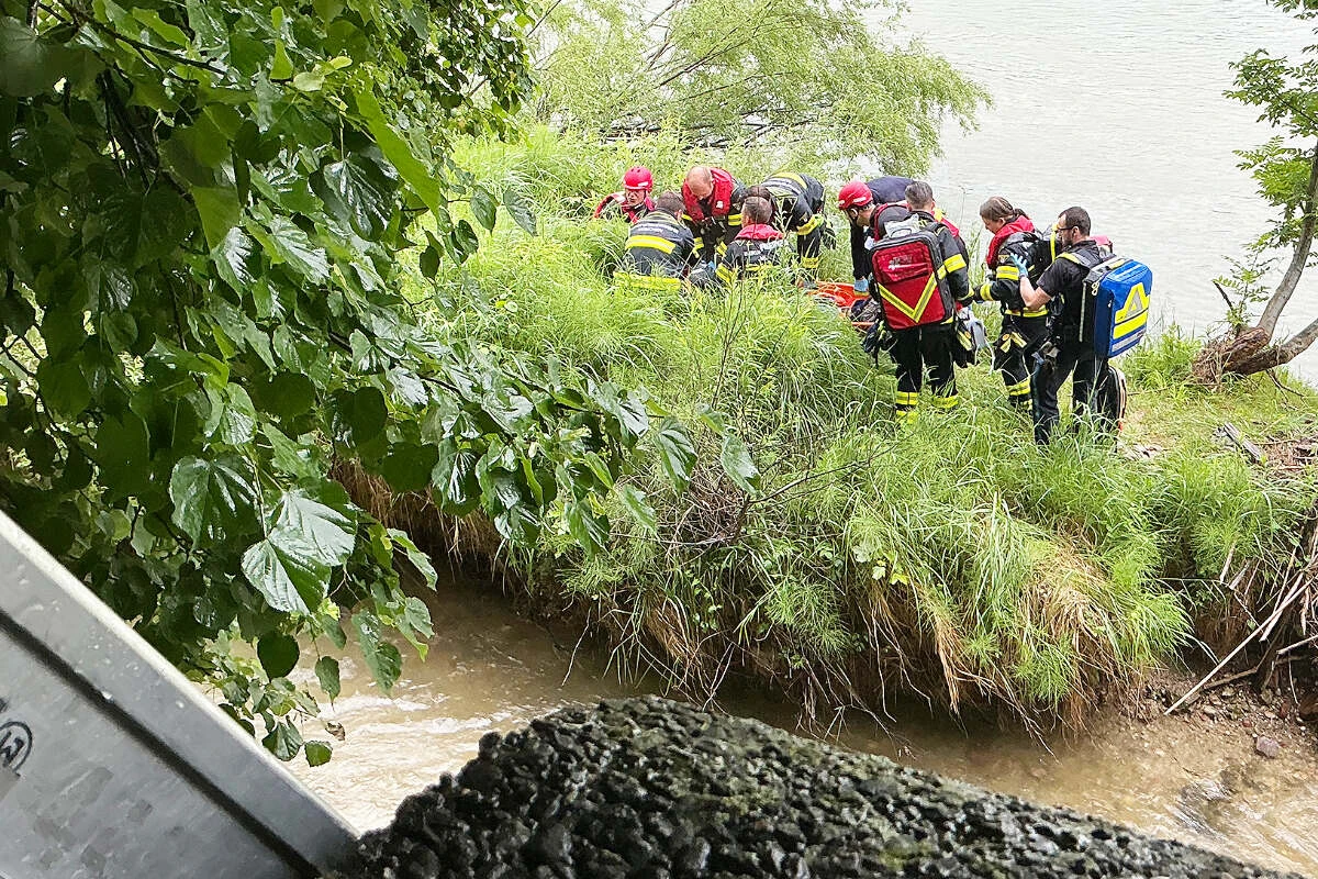 Frau treibt bewusstlos in Isar: Passanten handeln schnell