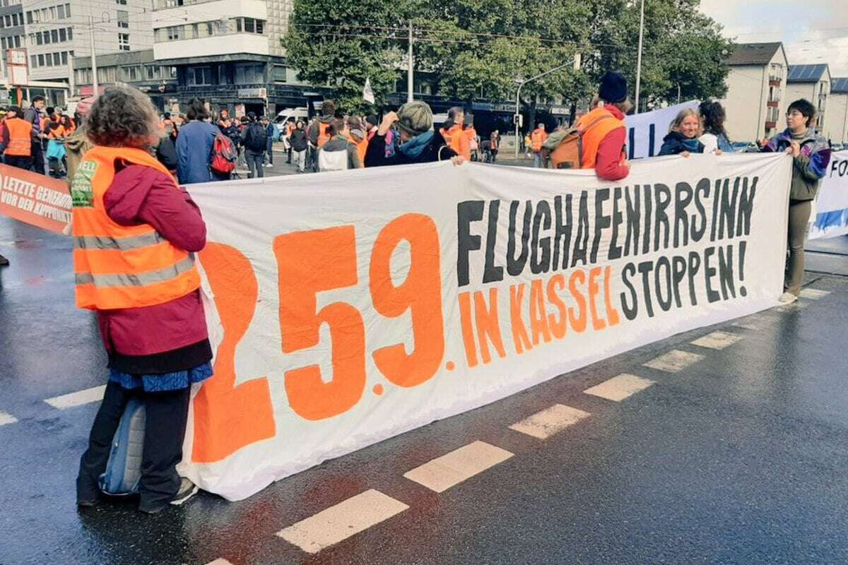 Letzte Generation blockiert Kreuzung in Kassel: Polizei schreitet ein!