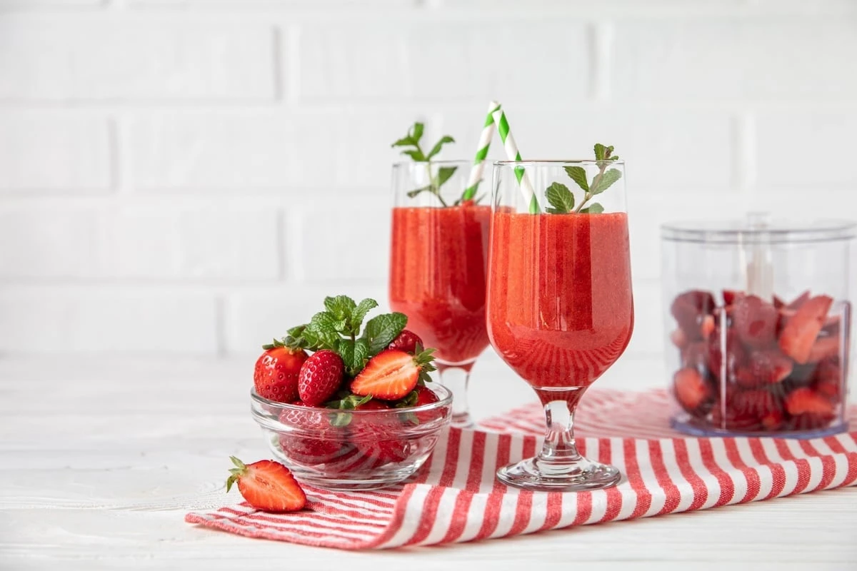 Fruchtiges Erdbeerlimes: Das perfekte Getränk für warme Sommertage