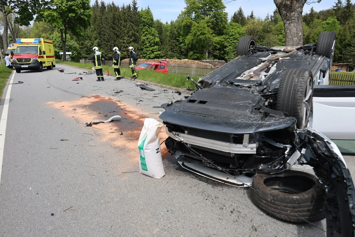 Verkehrschaos im Erzgebirge: Straße nach Unfall gesperrt