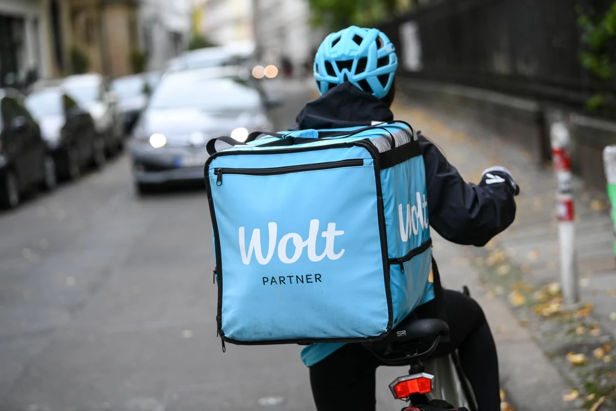 Hinterhältiger Angriff in der Nacht: Räuber-Duo hat es auf Lieferanten abgesehen