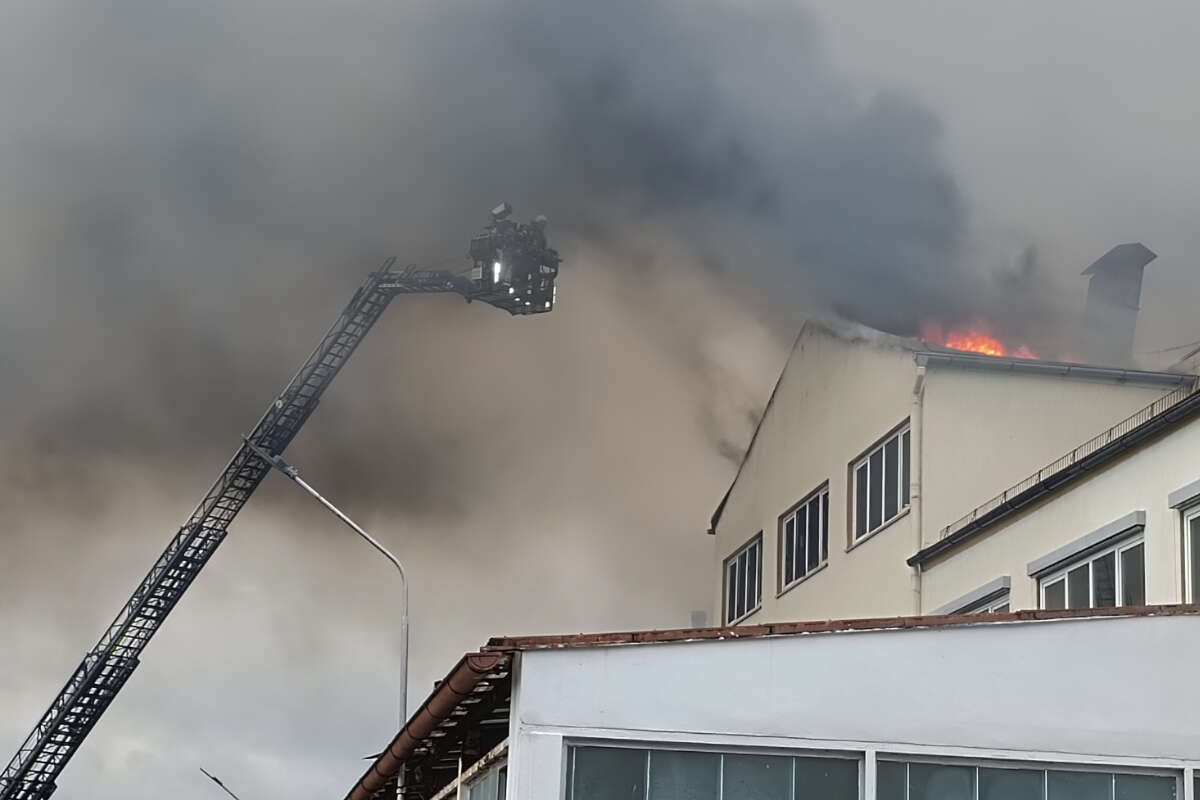 Katastrophenfall wegen Brand in Firma ausgerufen: Flammen sind unter Kontrolle