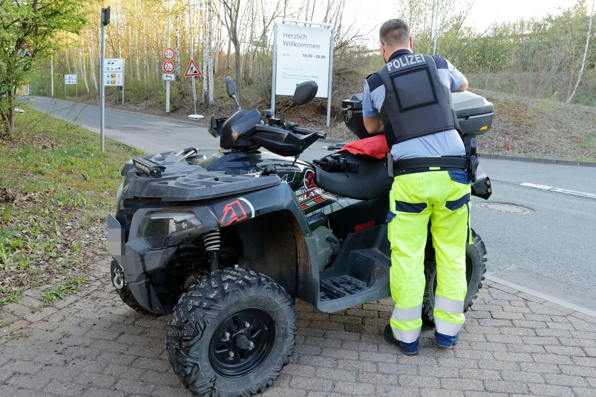 Quad überschlägt sich: Fahrer und Beifahrerin eingeklemmt