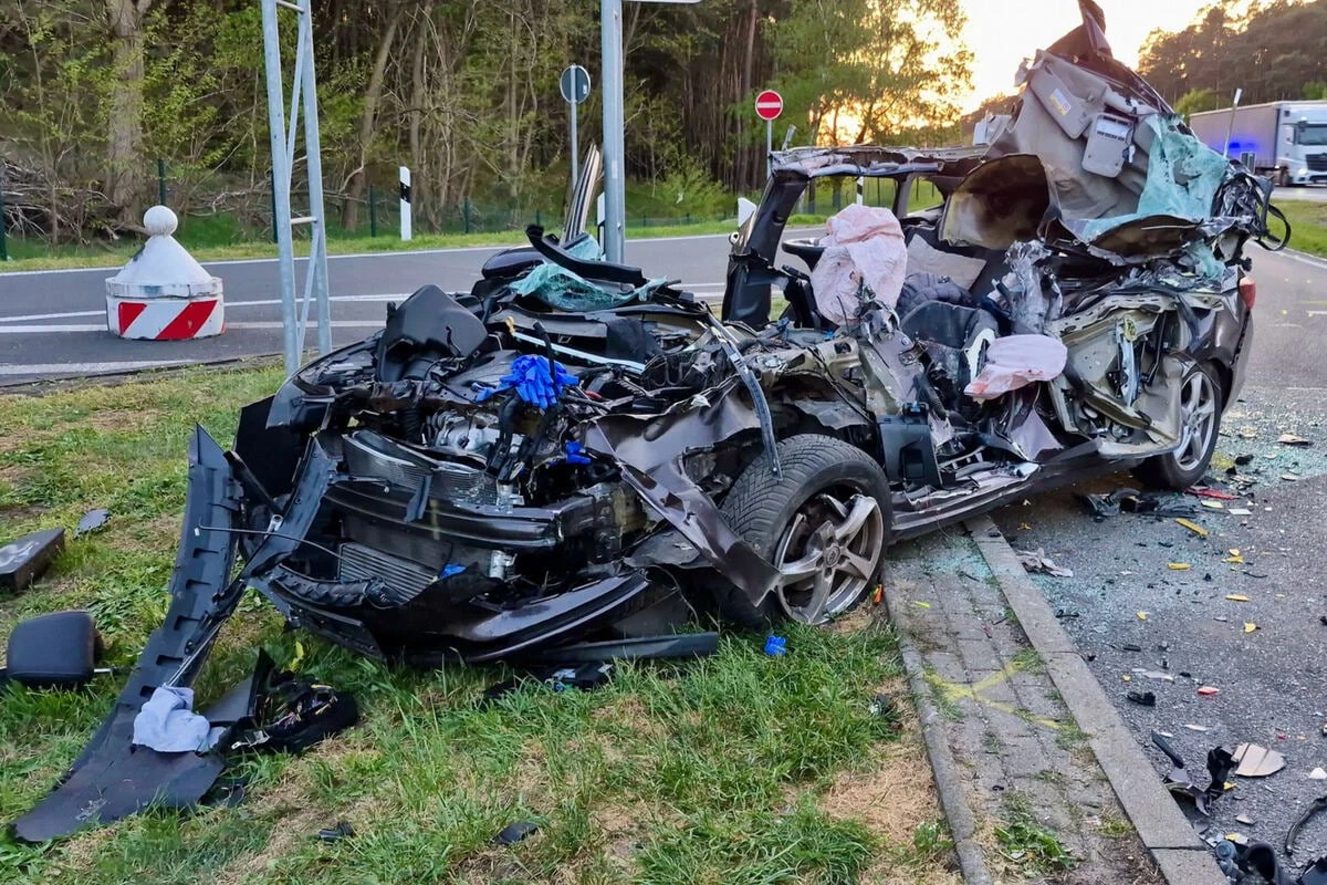 Horror-Unfall auf A10: BMW gerät auf Rastplatz unter Lkw - zwei Tote!