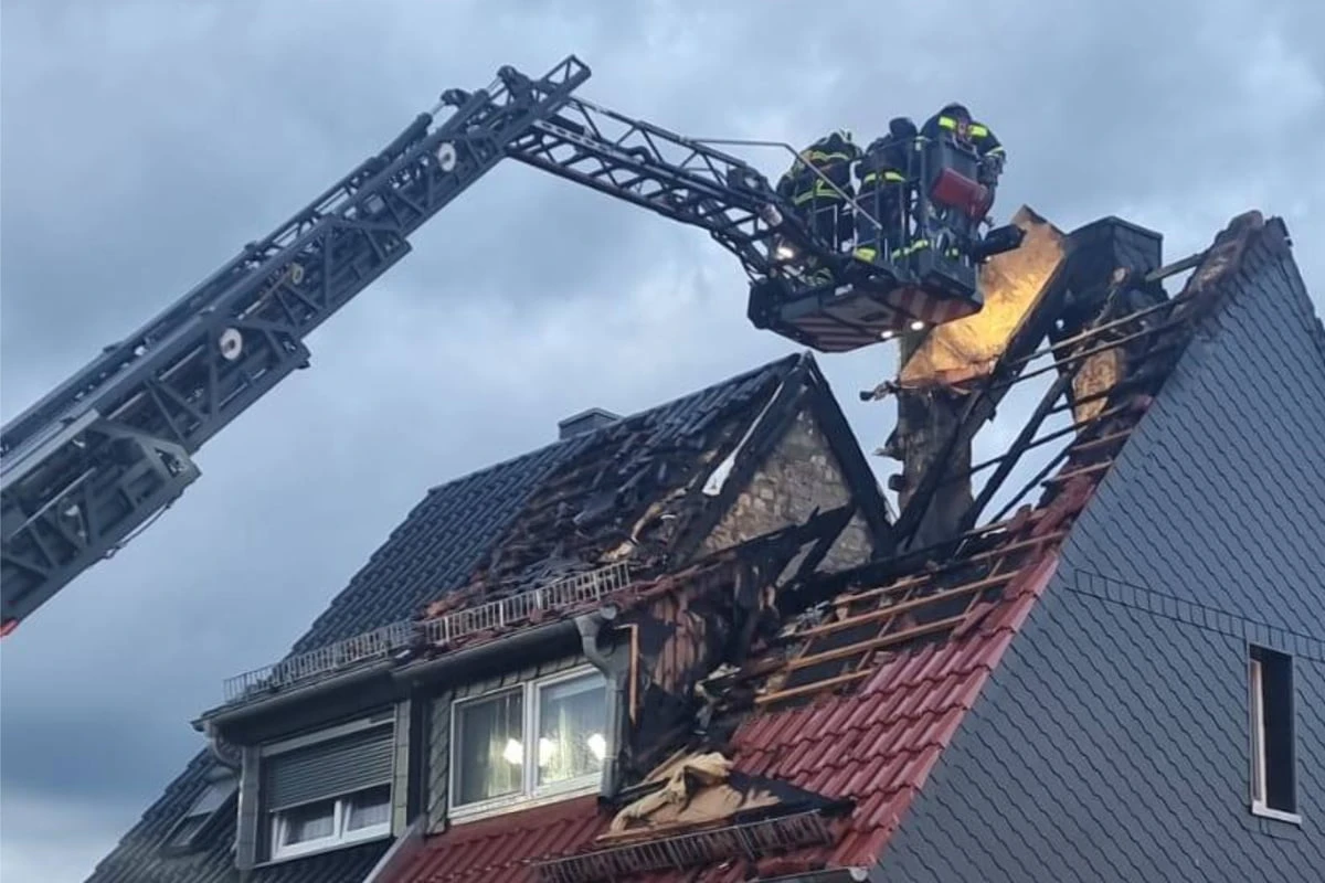 Doppelhaus brennt lichterloh: Bewohnerin schwer verletzt