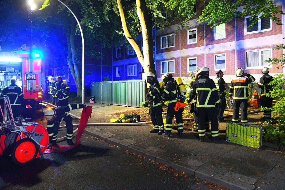 Brand in Mehrfamilienhaus: Feuerwehr rettet Bewohner, fünf Verletzte