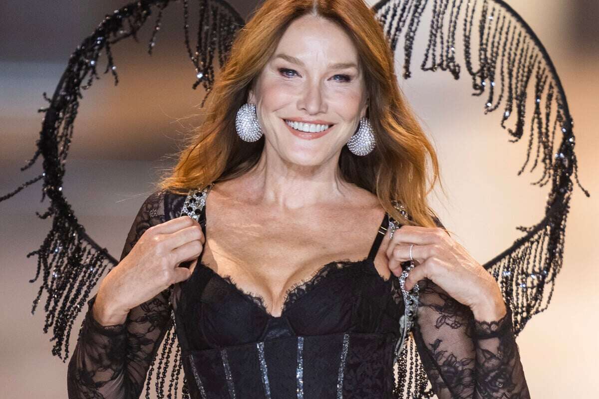 Na, wer kennt sie noch? Frankreichs Ex-First-Lady als Engel für Victoria's Secret