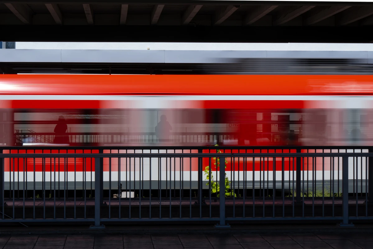 München Ostbahnhof: Betrunkene Teenager stoßen 18-Jährigen ins Gleis