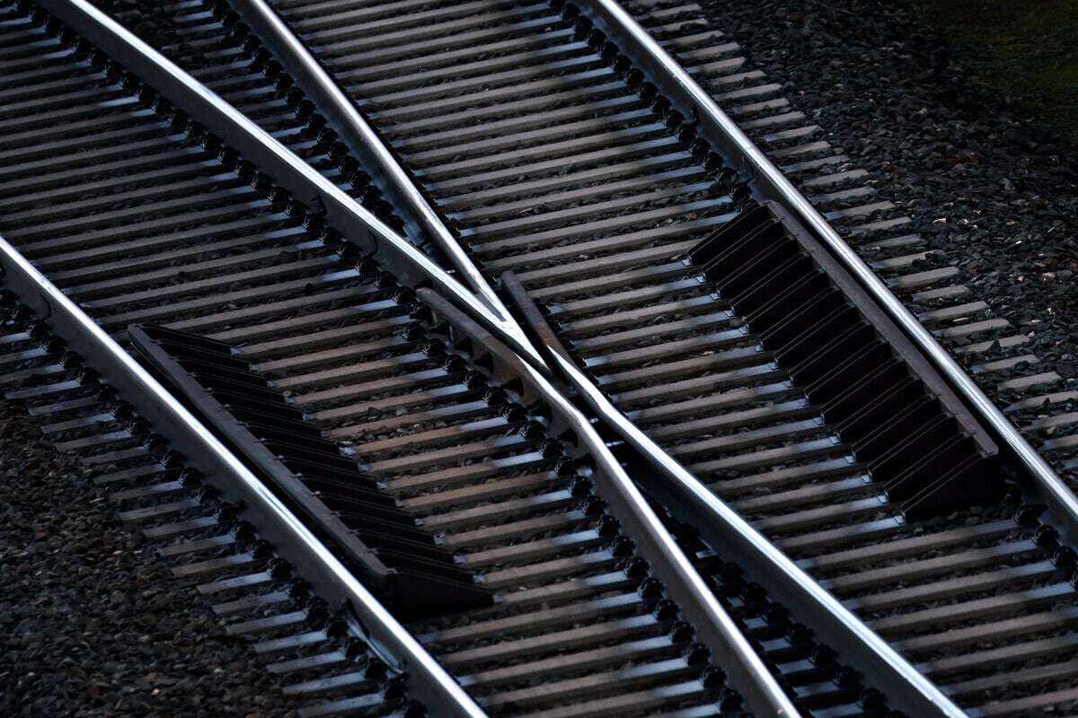 Niemand hat etwas bemerkt: Vier Kilometer Kupferkabel von Bahnstrecke geklaut