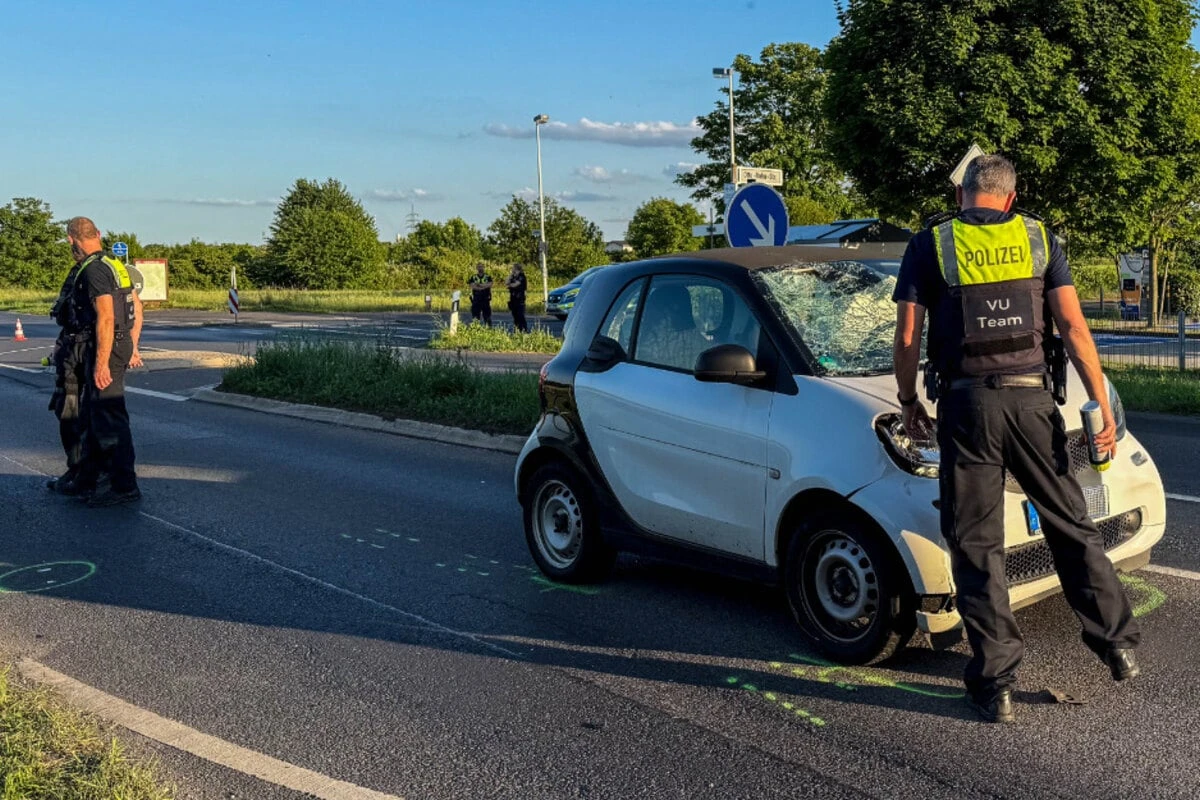 Radfahrer knallt auf Windschutzscheibe, jetzt kämpft er um sein Leben