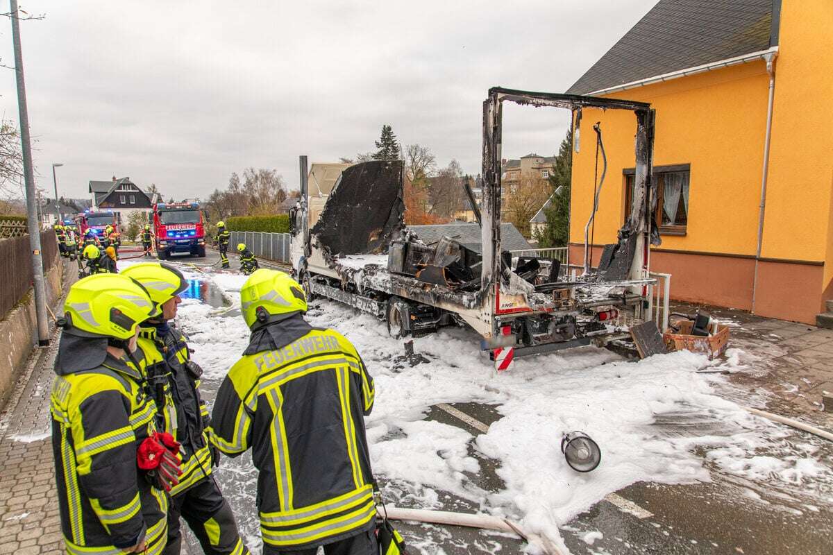 Großeinsatz im Erzgebirge: Lkw brennt komplett aus