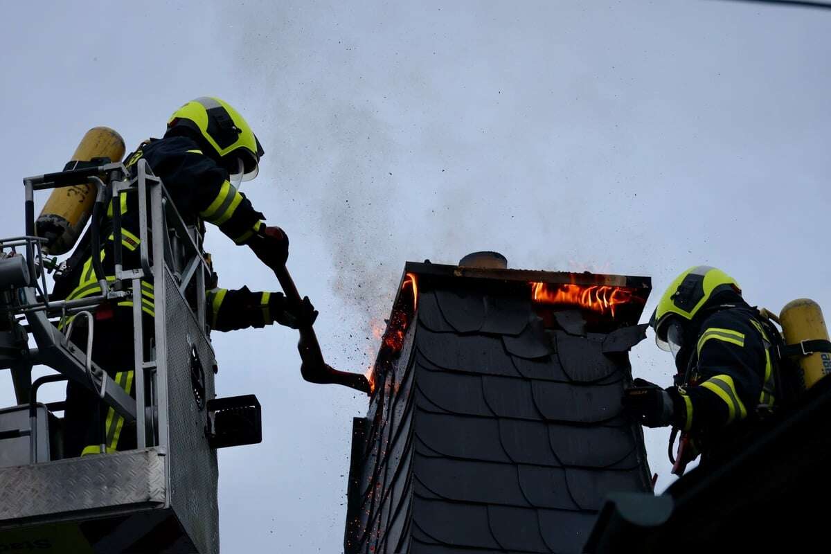 Feuerwehreinsatz im Erzgebirge: Schornstein-Verkleidung in Flammen