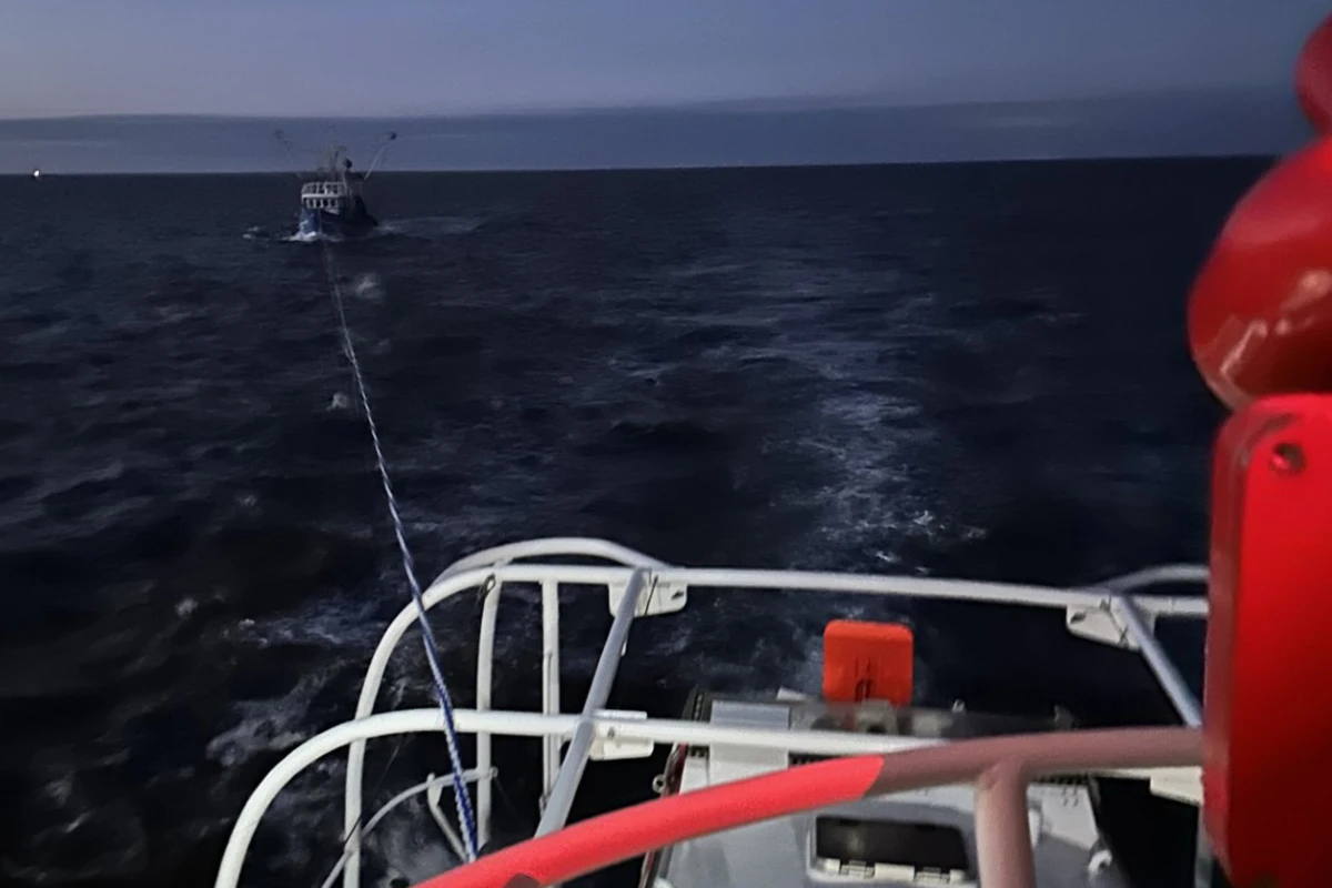 Notfall auf der Nordsee! Fischkutter läuft auf Grund, Rauch an Bord