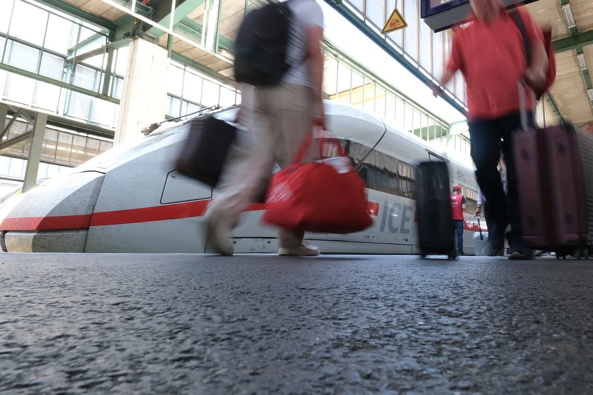 Böschungsbrand legt Stuttgarter Hauptbahnhof lahm