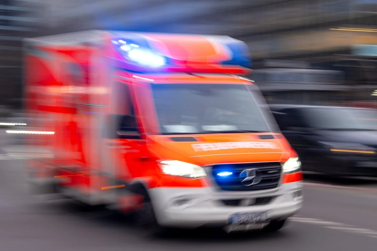 Suff-Fahrt endet im Krankenhaus: Motorradfahrer bei Unfall auf Kölner Autobahn schwer verletzt