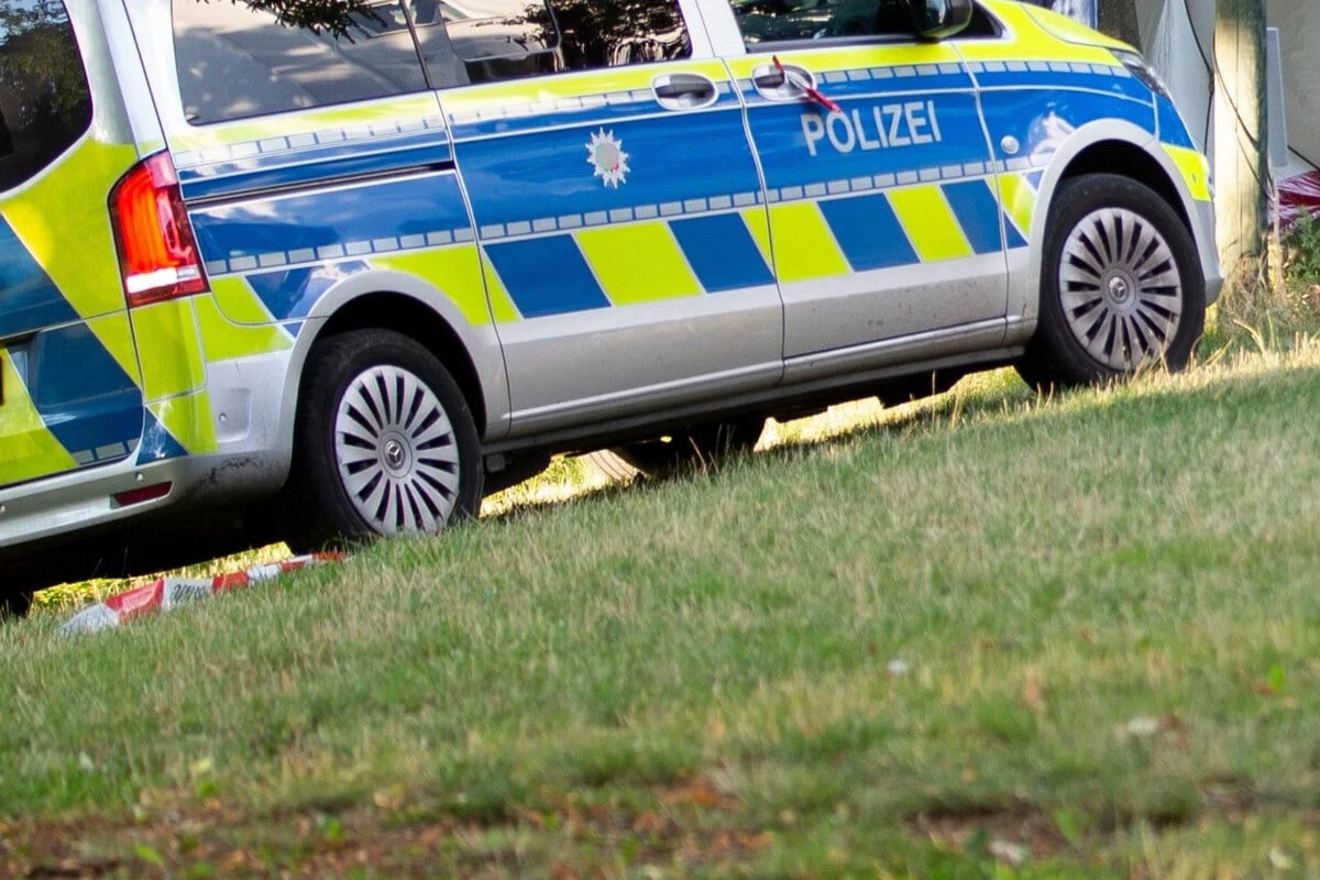 Schrecklicher Fund am Straßenrand: Mann tot auf Grünstreifen entdeckt