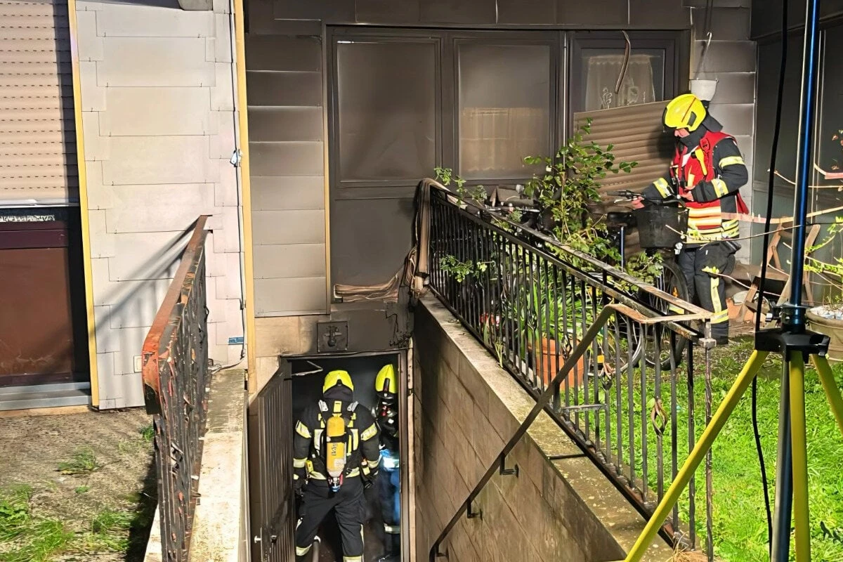 Hitze legt Lösch-Arbeiten lahm: Drei Kameraden und Bewohnerin bei Feuer verletzt