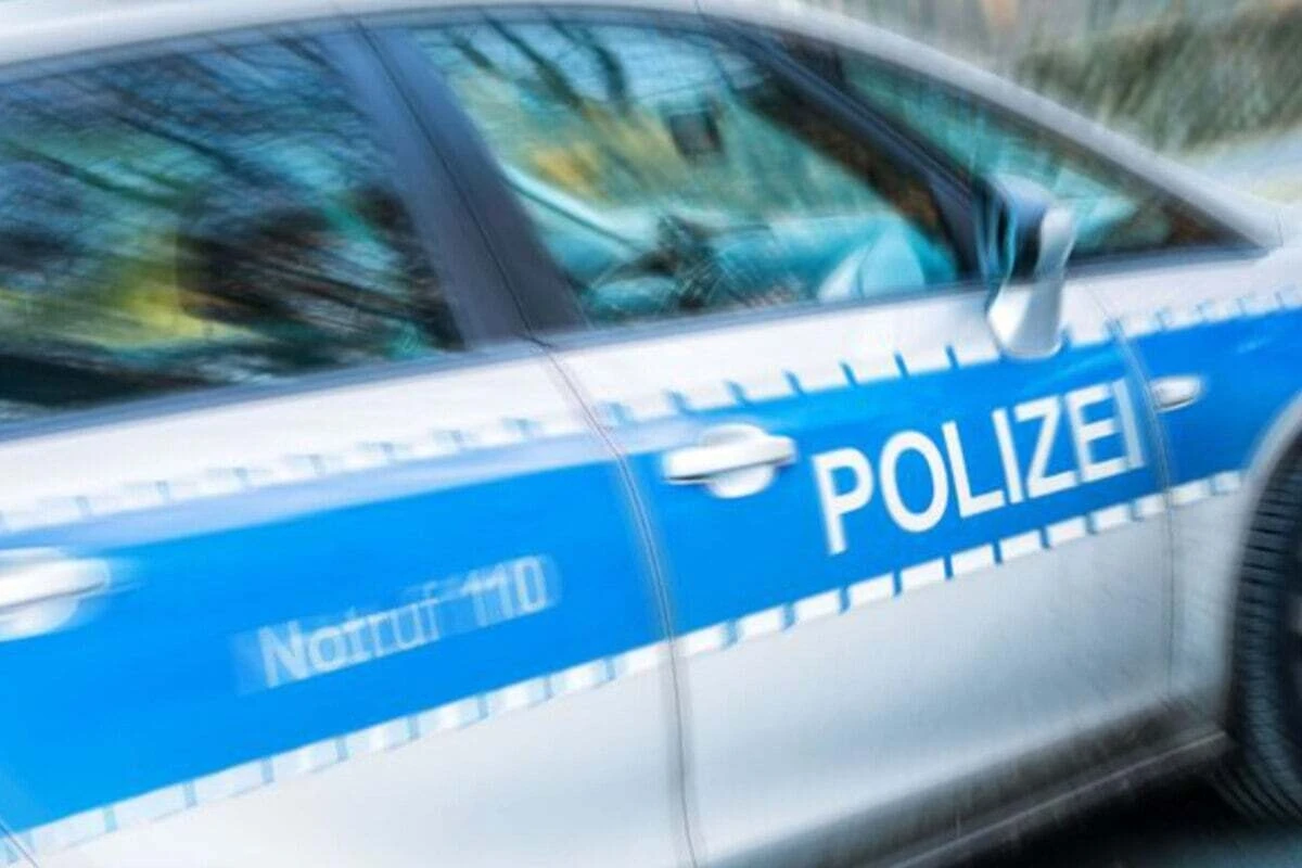 Erzgebirge: Aggro-Mann beschimpft Fußgängerin und bedroht sie mit Baustellen-Schild