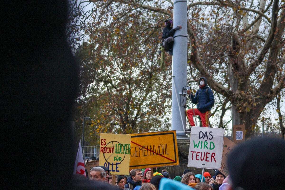 Demo vor Dresdner Rathaus endet in Gewalt! Vermummte verletzen mehrere Polizisten